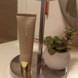 Glow pimer  - Säljer en Glow primer från ALL I AM BEAUTY i färgen 02. Cirka 40% kvar i den. Den är brun och används innan man lägger på sminket för att få mörkare färg i ansiktet. Original pris är 499kr! Säljer den för 50kr + frakt! 