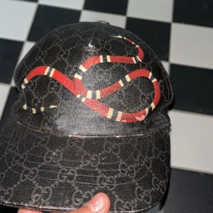 Gucci keps orm kan tänka mig och Limited edition vill inte ha den längre ej min stil  - Inte min still längre tveka inte och fråga dene fräsch mer bilder frågor å sånt ba kom till mig så kan ja skicka tveka ej och fråga 😁😁😁 