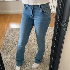 Lågmidjade bootcut jeans från Zara i storlek 34💙 För långa för mig och är 164, lägg gärna prisförslag