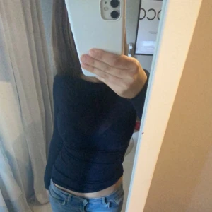 Intimissimi tröja kashmir - Rensar min garderob - mörkblå äkta intimissimi tröja, genomskinlig i utmärkt skick. Skickar gärna fler bilder ifall någon är intresserad! Nypris 699kr!❣️
