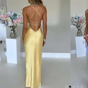 Balklänning i Satin - Säljer min tänkta balklänning då den var lite för liten🥺, den är från Australien, en riktig sommar dröm!  Helt ny, prislappen sitter kvar, endast testad🥰 köpte den för 1089kr+ frakt och tull. Bara att höra av er om ni har frågor! 