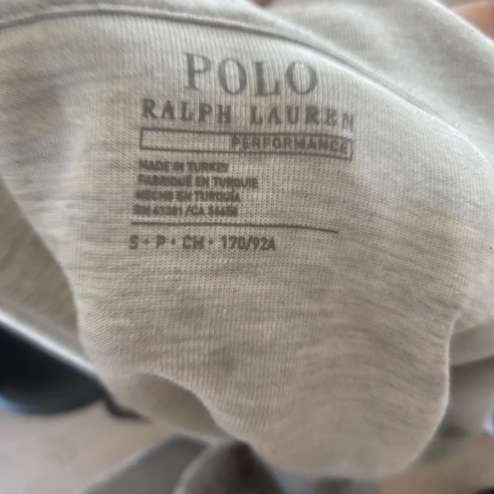 Nästan oanvänd Ralph Lauren zip up, storlek 170 nypris 1095 kr . Tröjor & Koftor.