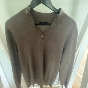 100% merinoull half zip - 100% Merinoull halfzip ifrån märket Mango! Tröjan är i väldigt gott skick och material är jätte skönt! Den köptes i vintras och användes fåtal gånger. Pris kan diskuteras vid snabb affär☺️
