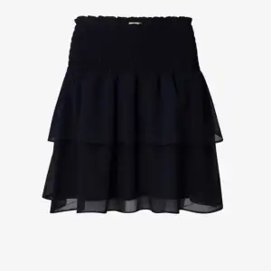 Säljer denna svarta Chelsea kjol för jag inte använder den längre. Den är i storlek xs. Köpte den för 399 och säljer den för 299. Den är helt utan hål eller skador, så den är i dunder skick💋💋