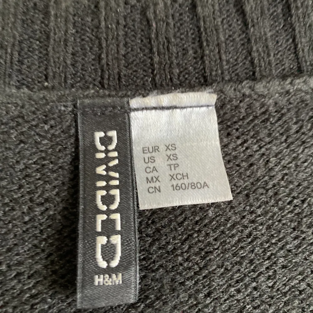Fin långärmad magtröja från H&M, aldrig använd. Tröjor & Koftor.