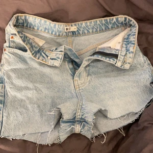 Jeans shorts  - Säljer dessa svin snygga shortsen från Gina som bara är använda fåtal gånger. Storlek 34 med passar även mig som är S. Köpes förra sommaren för 400. Hittar ej dom på hemsidan så tror dom slutat säljas.