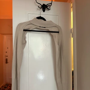 Stickad bolero - Stickad bolero från Gina, strl s. Fint skick, kliar ej! 