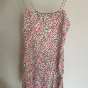 Säljer denna söta, korta klänning från Zara för 100 kr 🩷 storlek XL