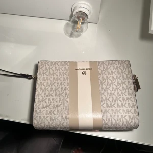 michael kors väska  - Säljer min fina michael kors väska 