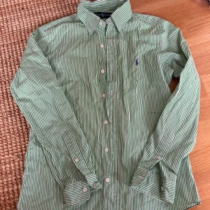 Ralph Lauren skjorta - Säljer Ralph lauren skjorta, grön och vit randig. Fint skick! Storlek S i man. 