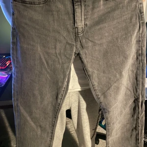 Gråa Jeans från levi’s - Använder inte pågrund utav liten storlek