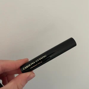 Carolina gynning - Lip balm från carolina gynning som är färgat inte så pigmenterad som den ser ut. Swatchat på handen 