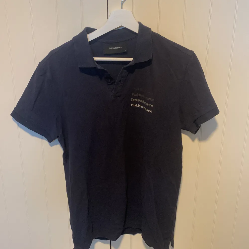 Mörkblå piké tröja från peakperformance, det är lite sol blekt, men inget man tänker på, sys lite på bild 2. Storlek M. T-shirts.