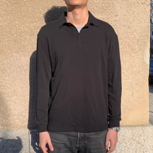 ZARA SVART TRÖJA - Svart Tröja från Zara | Storlek: M - Skicket pa tröjan är jätte bra med inga tecken på användning alls - Varat pris: 200 - Modellen är 185cm och väger 68kg. - Skriv gärna frågor🥂