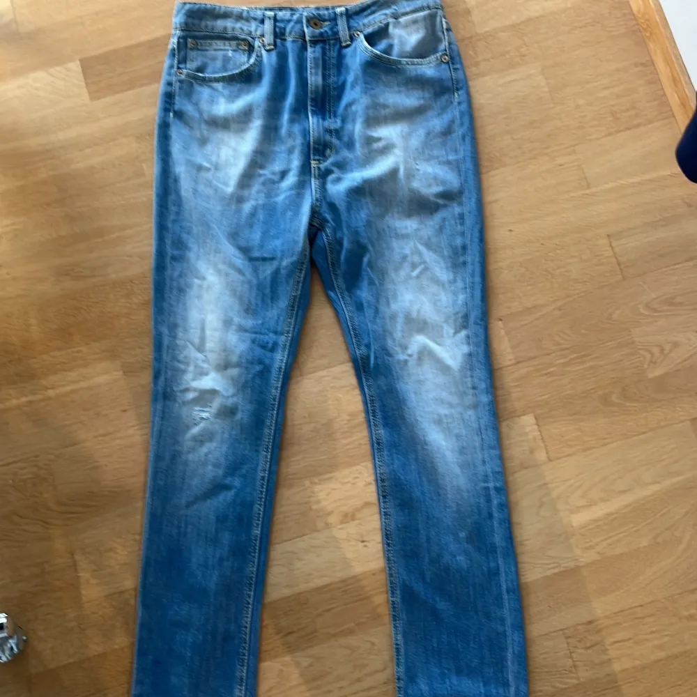 Helt nya använda 1 gång säljer pga fel storlek då jag fick i present original pris 2000-3000 obs de passar 29också . Jeans & Byxor.