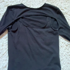 Svart tröja🖤 - Storlek S. Lätt ribbad tröja. Sitter jätte fint! Inga skador.💓