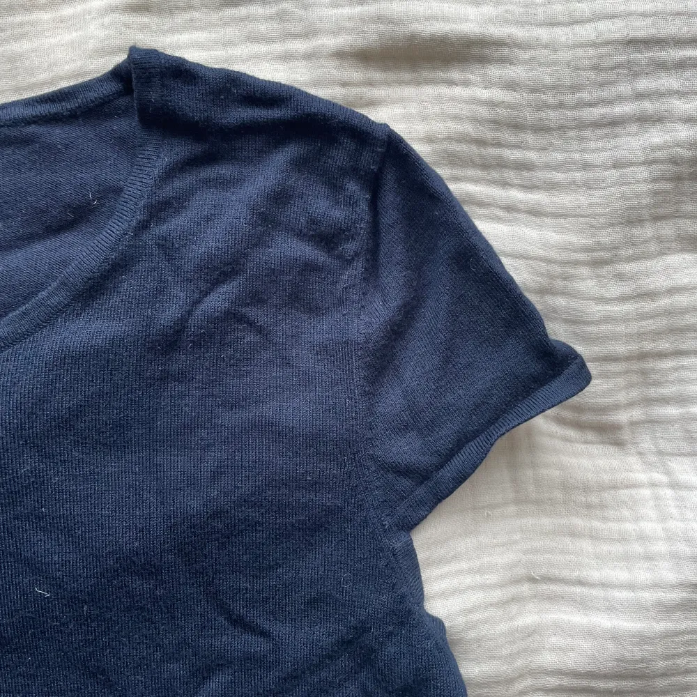 marinblå tunn stickad figursydd tshirt, aldrig använd så helt ny. den är sååå mjuk❤️. Toppar.