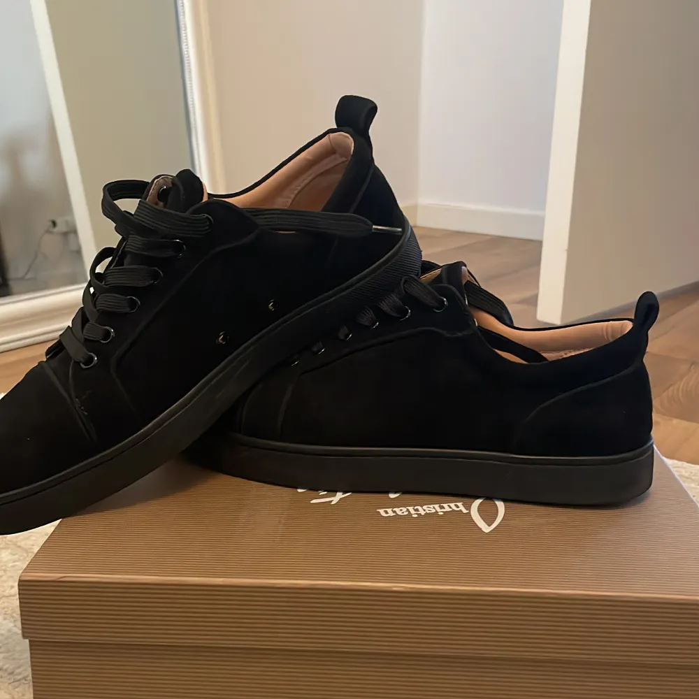 Hej säljer mina  Christian Louboutin skor då dem inte kommer till användning. använd endast 2 gånger skick 10/10 som nya  passar 41 men skorna är i 42 köptes på plick   för mer bilder eller information så äre bara att höra av sig mvh Top  . Skor.