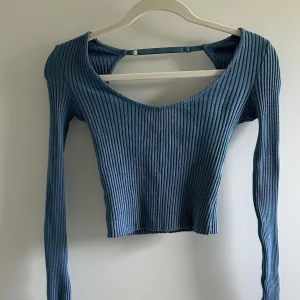 Jätte vacker topp från zara! - Säljer en jätte vacker tröja som har knappt blivit använt! Toppen är lång armad och backless! Har köpt den från zara för 349kr, säljer den för ca 200kr! Skriv gärna så kan vi se om priset! 😉