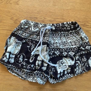 Tunna shorts  - Bruna/svarta shorts med elefanter