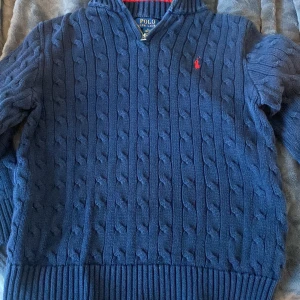 Ralph Lauren Half Zip 10-12 - 8,5/10 skick storlek 10-12 och det passar 139-154 tröjan är kabelstickad och nypris är 1399kr kontakta gärna för frågor