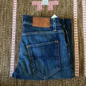 Tiger of sweden jeans - Ett par riktigt snygga jeans från tiger of sweden. Skick 9/10, inga defekter alls! Sitter ganska tajt men inte överdrivet och jeansen är i storlek 28W 32L men är aningen större i storleken. Skriv vid frågor eller funderingar.