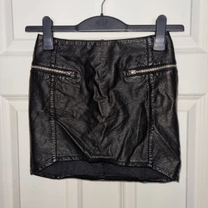 Kjol  - Svart kjol I konstläder från H&M i stl 34