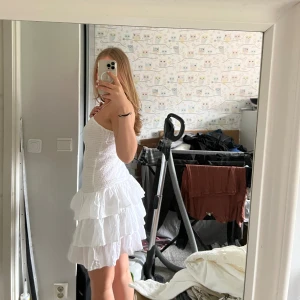 studentklänning - Jättefin vit studentklänning!! Justerbara band! Säljer då jag har bestämt mig för en annan. Strl M men har smock på sidorna vilket fungerar som stretch🤍