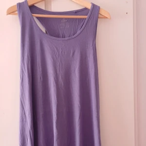 HAR KÖPT , FEL STORLEK och större storlek - Speciell tröja. För sport och träningar. Den är helt ny.        Är inte bara till tränning, fungerar som natt tröja  ochså. 