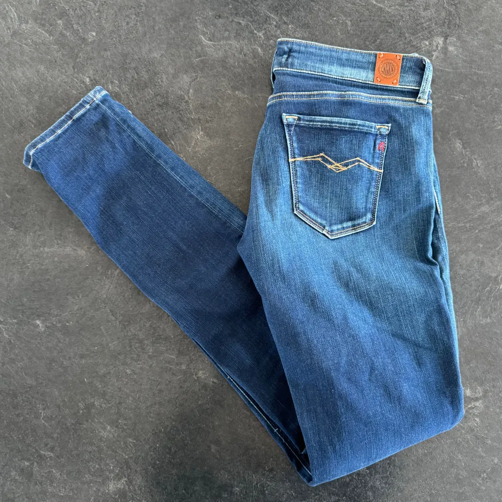 Jättefina nya replay luz hyperflex jeans. Grymt snygg färg och skinny i passform. Storlek 29/32 luz. Kontakta för fler frågor eller funderingar.. Jeans & Byxor.