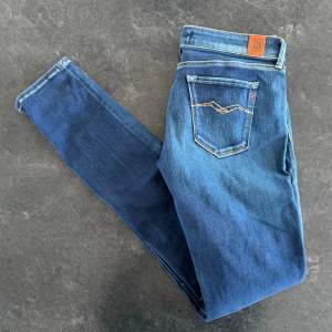 Jättefina nya replay luz hyperflex jeans. Grymt snygg färg och skinny i passform. Storlek 29/32 luz. Kontakta för fler frågor eller funderingar.