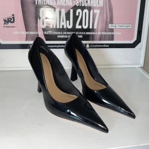 Svarta high heels - Supercoola klackar från Hm! Säljer pga aldrig någonsin använt då de är lite för stora! 