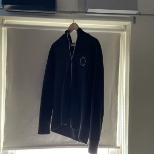 Hugo boss hoodie - En Hugo boss hoodie i storlek M Som inte kommer till användning köparen står alltid för frakt priset går att diskuteras vid snabb affär 