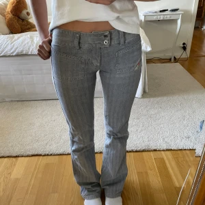Lågmidjade diesel jeans - Skitcoola randiga diesel jeans med låg midja i storlek 24. Dom är tyvärr lite för små på mig men älskar dom. Toppenskick! Pris kan diskuteras💕