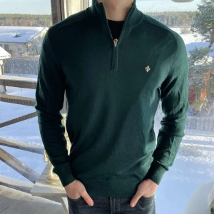 Morris halfzip  - Säljer denna fina Morris halfzip i 100% merinoull! | Fint skick finns däremot hål i ena armhålan men går säkert att fixa. | Tveka inte på att ställa frågor!