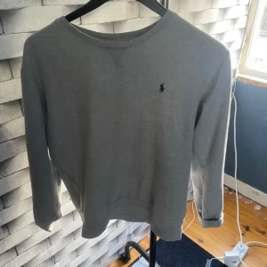Ralph lauren sweatshirt - En helt ny ralph lauren tröja som ny kostar 859kr och mitt pris 429kr men prisrt kan diskuteras skick 10/10