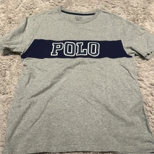 Polo T-shirt - Den är i bra skick har använt en gång. Den är tvättad och köpte den för ungefär 3 månader sen