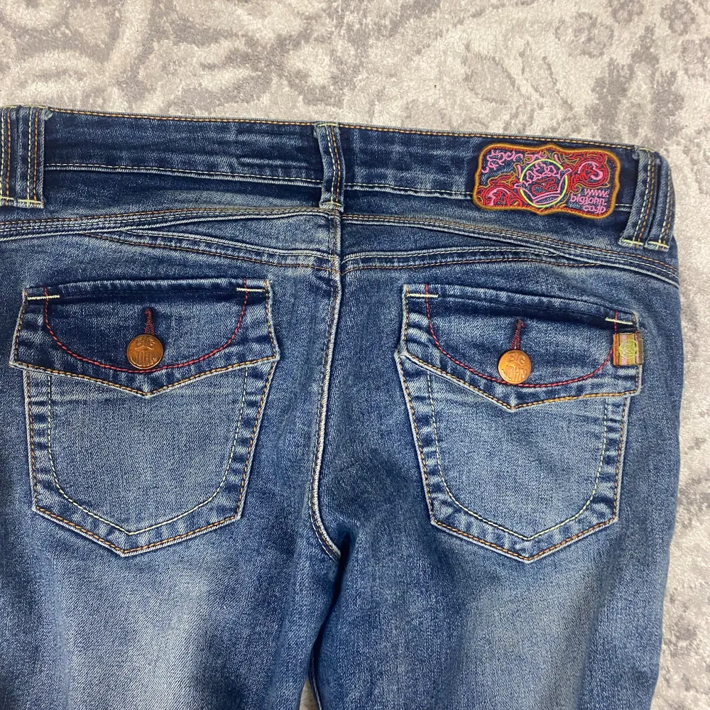 Skitttt snygga jeans älskar men dem e för stora tyvärr köpta hör p Plick pris kan alltid diskuteras ❤️❤️❤️❤️. Jeans & Byxor.