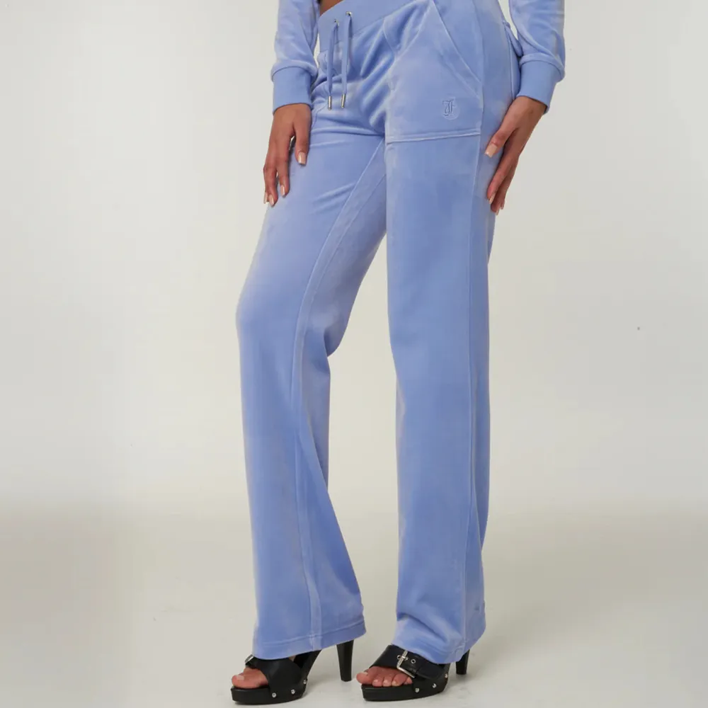 Ljusblå byxor från Juicy Couture, väldigt sparsamt använda så i toppenskick. Nypris: 1200kr.  Skriv för egna bilder 😊. Jeans & Byxor.