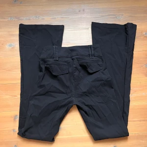 kostymbyxor bootcut - Långa kostymbyxor med låg midja och vida ben i bootcut-modell. Aldrig använda då de var för små! 🎂