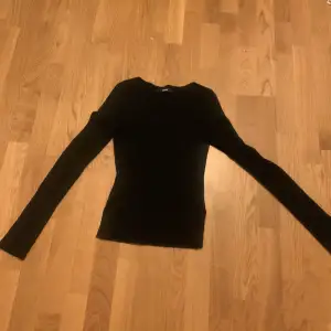 Säljer denna svarta tröja med slits på sidan från bik bok. Använd ca 2 gånger och i väldigt bra skick. Köpare står för frakt.