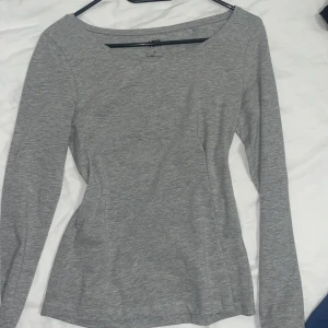 Grå långärmad tröja - Från lager 157. I storlek S