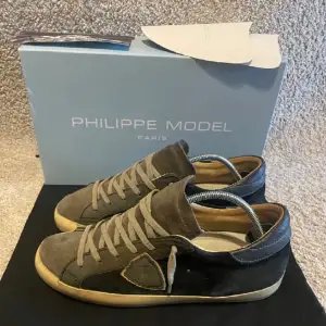Hej! Jag säljer mina Philippe model för att dem är för små. Dem är i bra skick och en väldigt unik färg som det inte finns många av. Hör av dig vid frågor!                                                                   Ingen låda