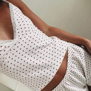 Brandy Melville pyjamas med röda hjärtan - Emery Heart Sweatshirts och Amara Lace Hearts Tank från Brandy Melville Båda är i mycket gott skick, och motsvarar ungefär XS-M i storlek