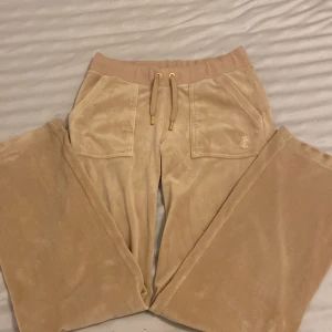 Juicy Couture Byxor XS  -  snygga juicy byxor dom är i färgen caramel gold.  Fint  skick.  🙃 pris kan eventuellt diskuteras, kontakta mig  för mer Bilder ! 