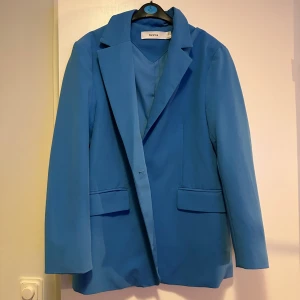 Blå oversize kavaj från bershka  - Bra skick, oversized kavaj med fin klarblå färg. Nypris 500