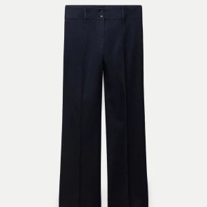 Kostymbyxor zara - Lågmidjade kostymbyxor från zara, Marinblåa med vita ränder. Prislappen sitter kvar