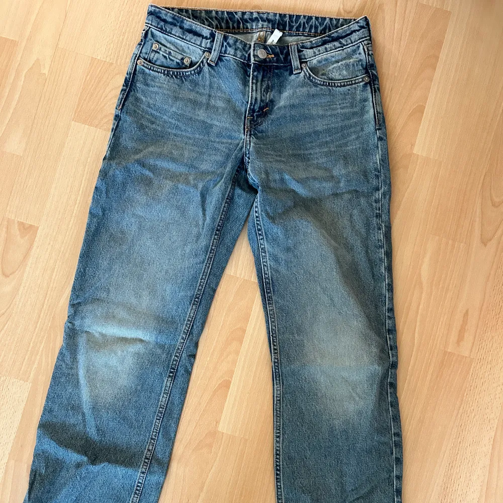 Så snygga lågmidjade jeans från Weekday💙🌸 Bara provat ej använt! Lite osäker vilken storlek som stod på lappen men jag har vanligtvis XS-S och är 170 lång. Jeans & Byxor.