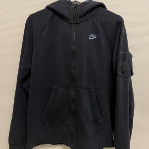 Nike hoodie / huvtröja  - I använt skick. Lite urtvättad. Storleken är: L. (Men den är som en S).