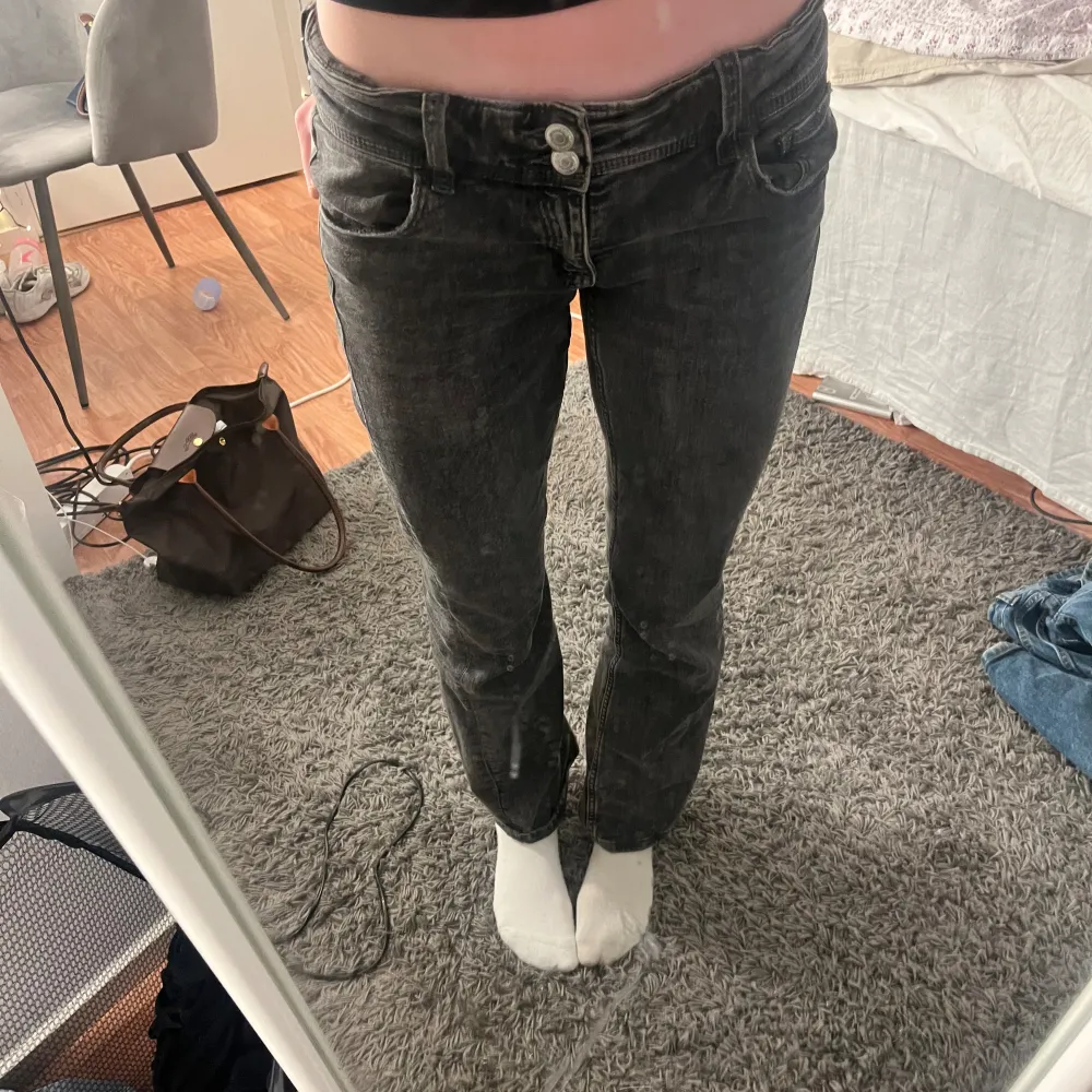 Superfina jeans med coola bakfickor k barn storlek 164 men passar mig bra som brukar ha 34/xs. Jeans & Byxor.